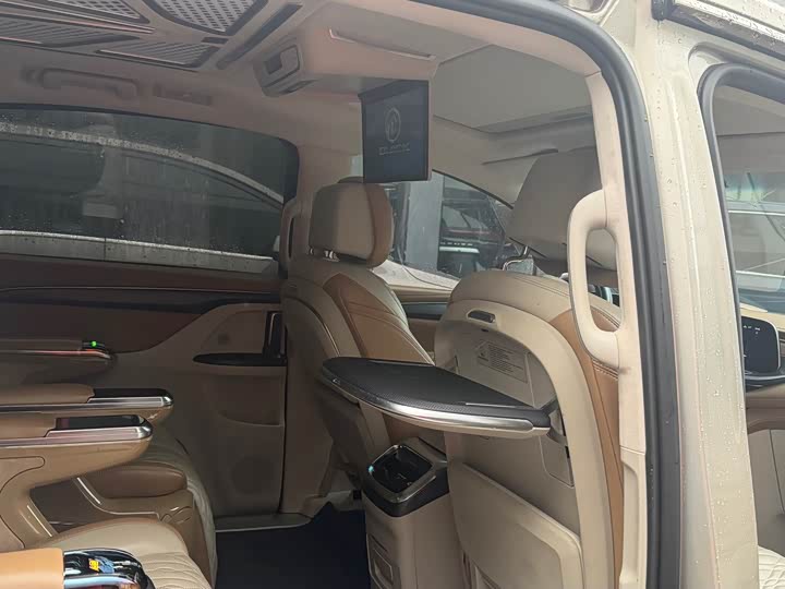 Фото 9 - Buick GL8 ES