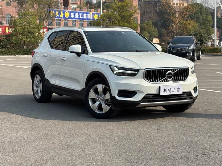Фото 2 - Volvo XC40