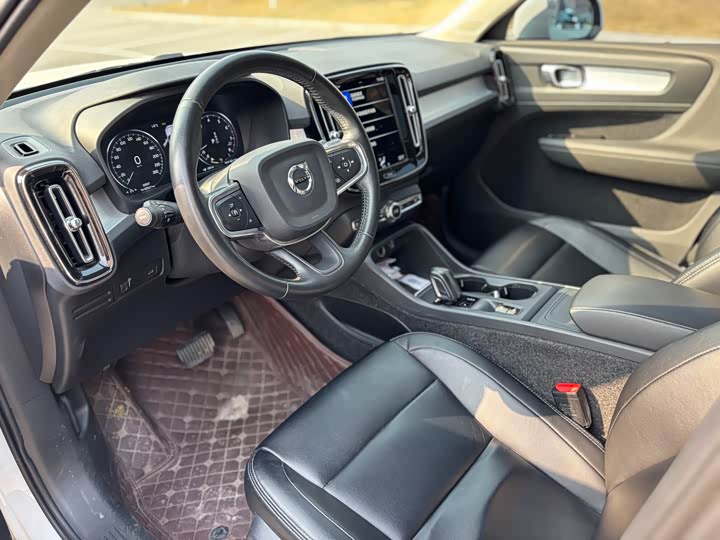 Фото 3 - Volvo XC40