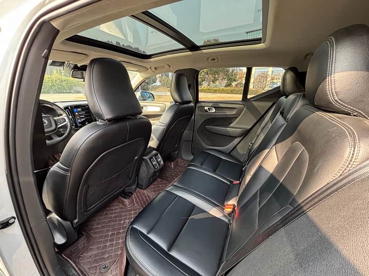 Фото 4 - Volvo XC40