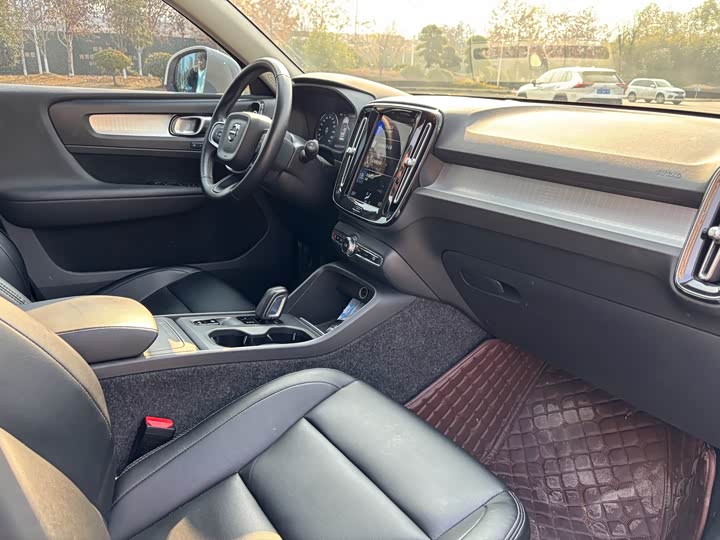 Фото 6 - Volvo XC40