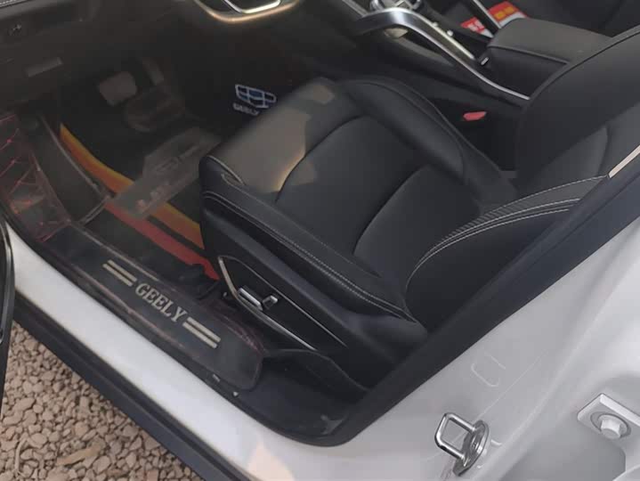 Фото 9 - Geely Atlas