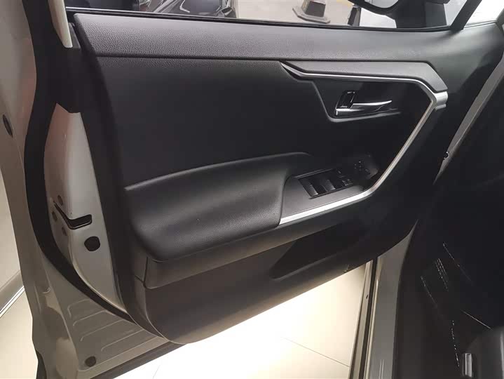 Фото 7 - Toyota RAV4