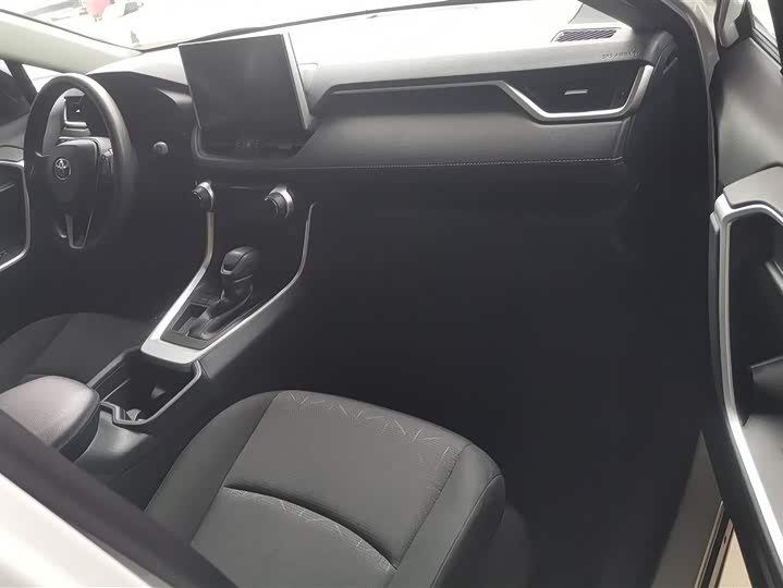 Фото 8 - Toyota RAV4