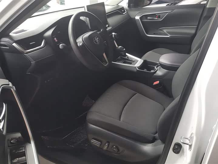 Фото 9 - Toyota RAV4