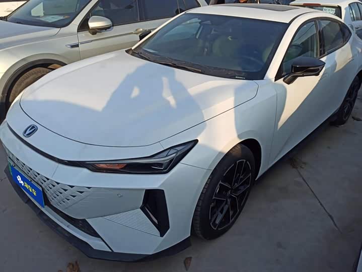 Фото 1 - Changan UNI-V Hybrid