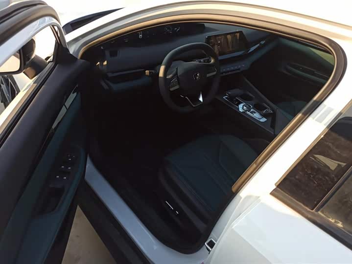 Фото 9 - Changan UNI-V Hybrid