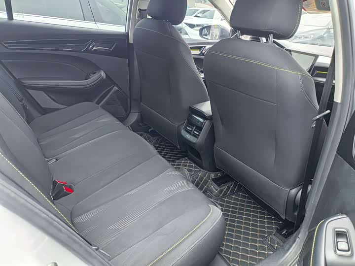 Фото 7 - Roewe i5