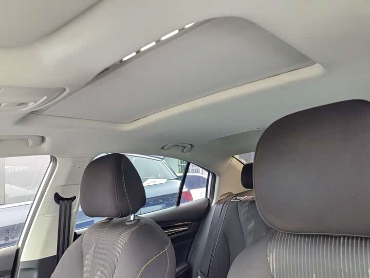 Фото 8 - Roewe i5