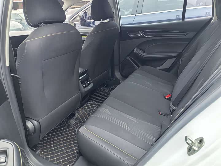 Фото 9 - Roewe i5