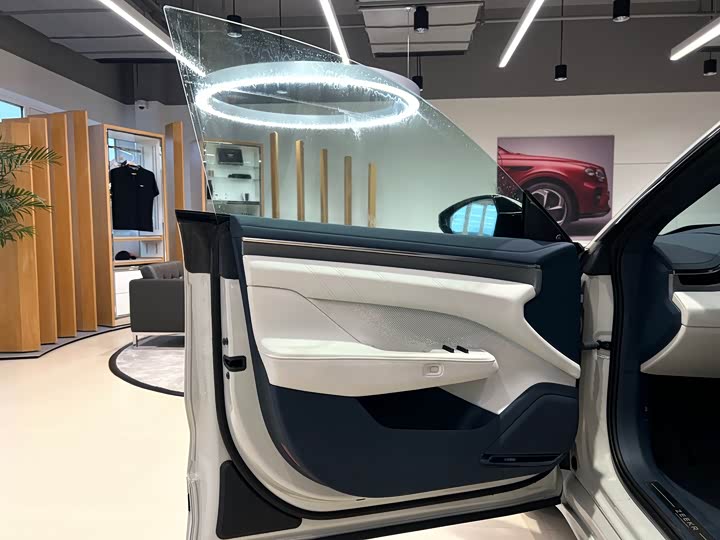 Фото 7 - Zeekr 001