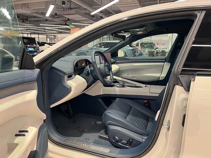 Фото 8 - Zeekr 001