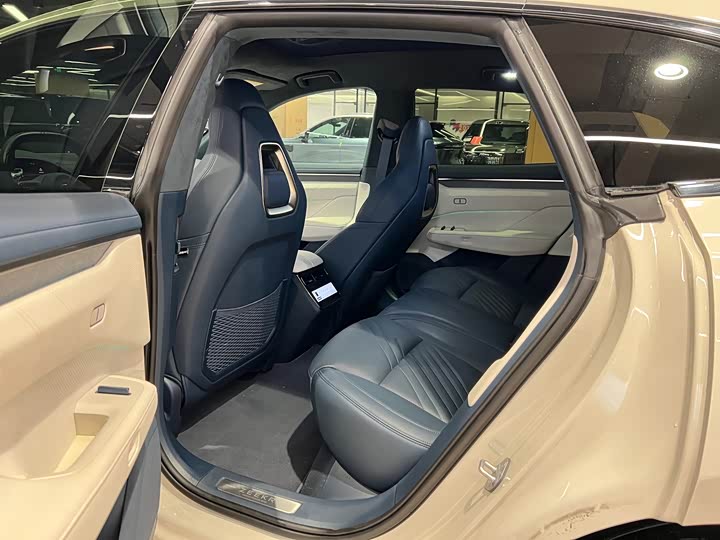 Фото 9 - Zeekr 001