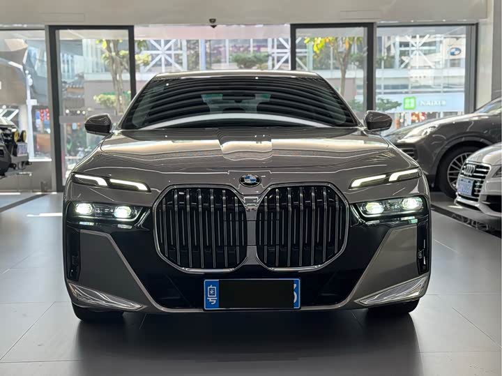 Фото 2 - BMW 7 Series