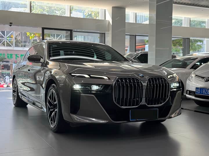 Фото 3 - BMW 7 Series