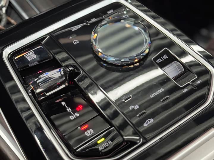 Фото 8 - BMW 7 Series