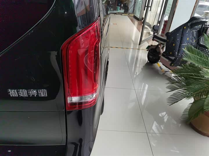 Фото 8 - Mercedes-Benz V-Class