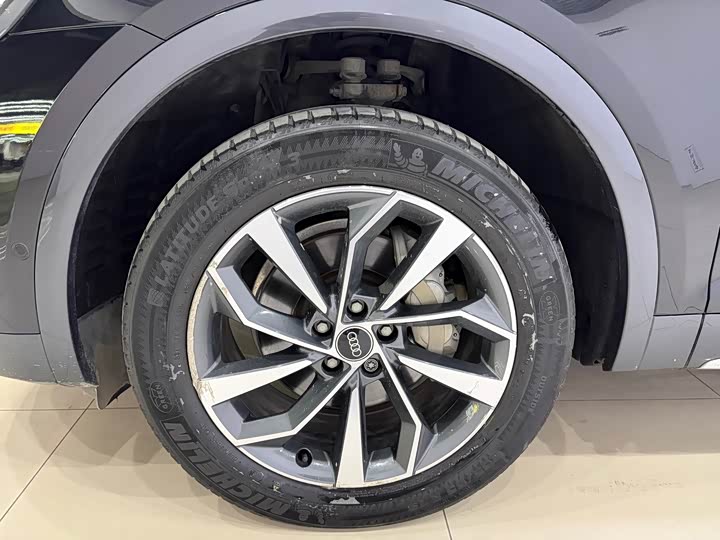 Фото 8 - Audi Q5L