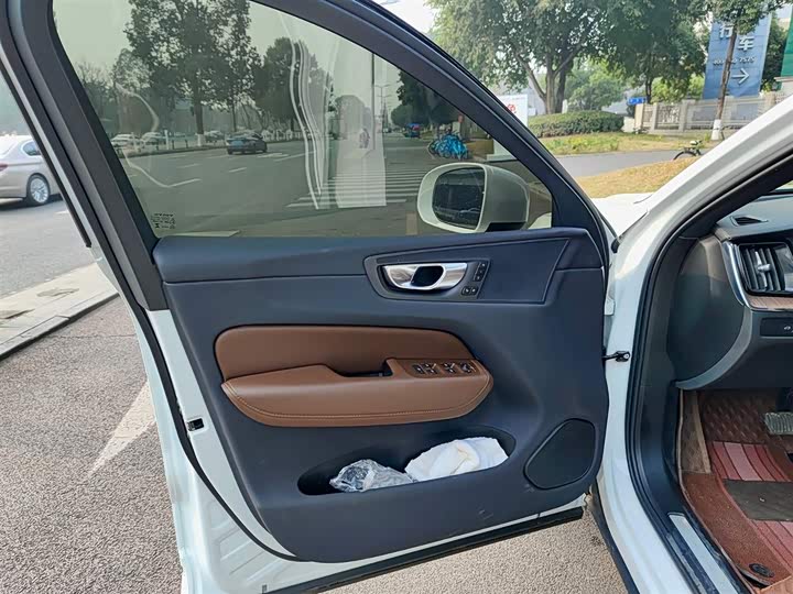 Фото 6 - Volvo XC60