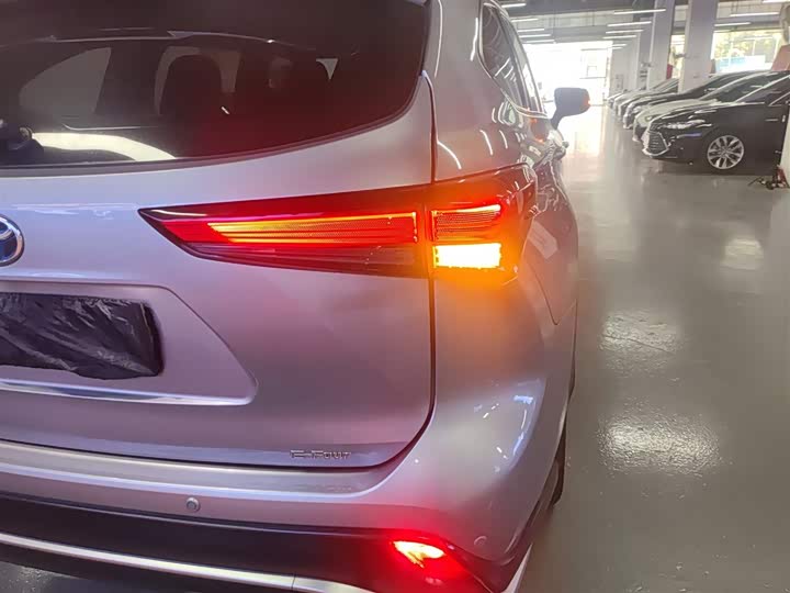 Фото 8 - Toyota Crown Kluger