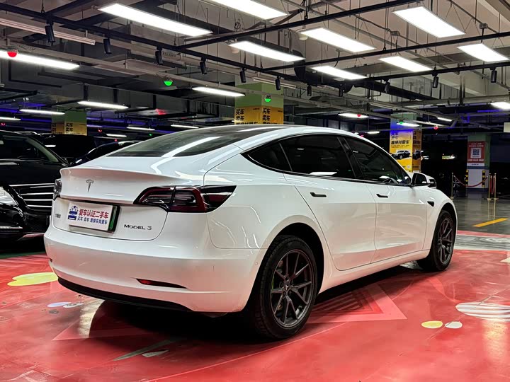 Фото 8 - Tesla Model 3