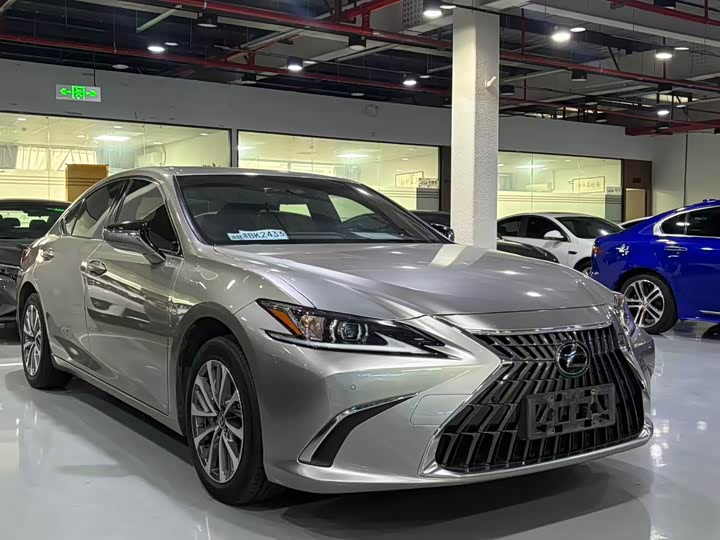 Фото 3 - Lexus ES