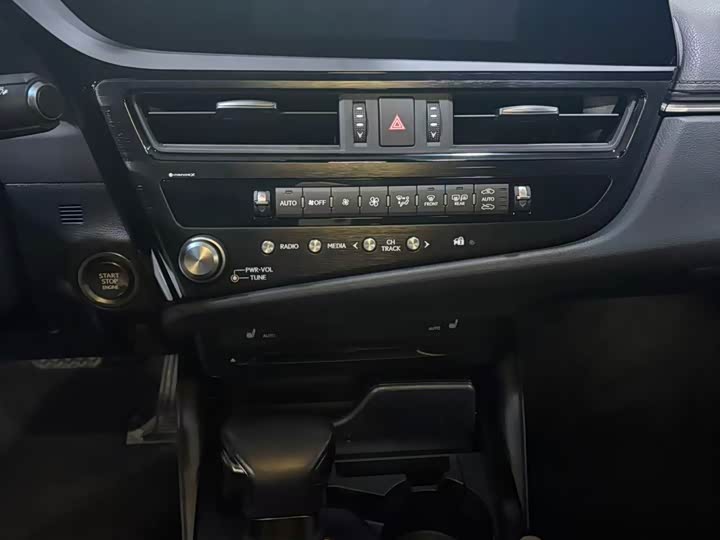 Фото 6 - Lexus ES