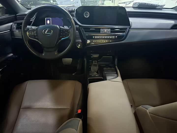 Фото 8 - Lexus ES