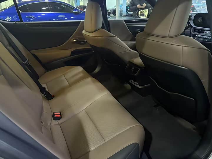 Фото 9 - Lexus ES