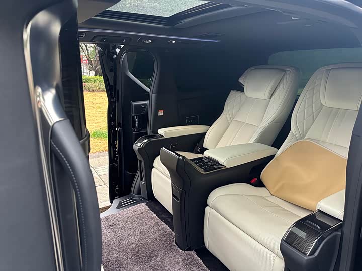 Фото 7 - Lexus LM