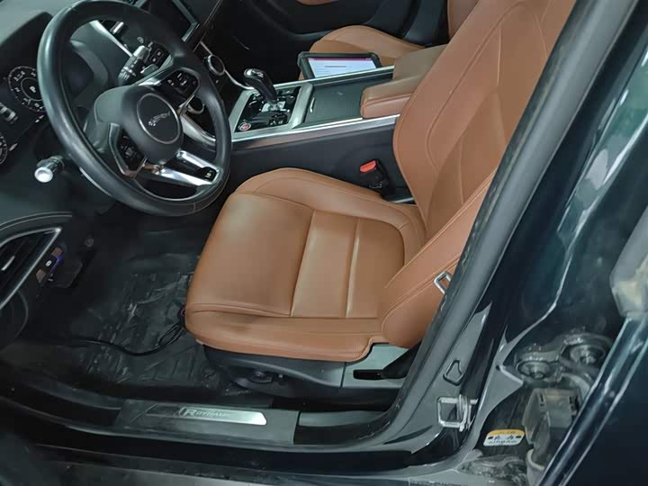 Фото 8 - Jaguar XE L