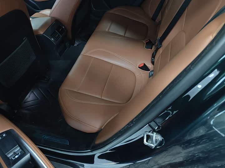 Фото 9 - Jaguar XE L