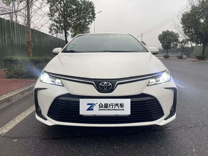 Фото 2 - Toyota Corolla