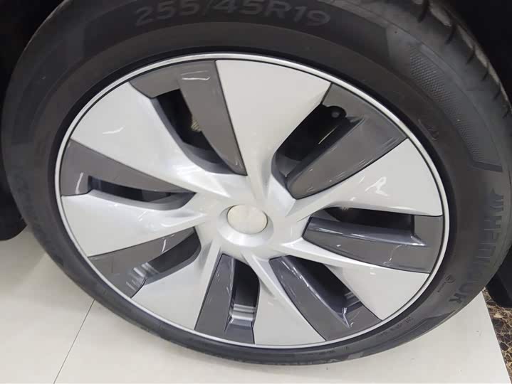 Фото 6 - Tesla Model Y