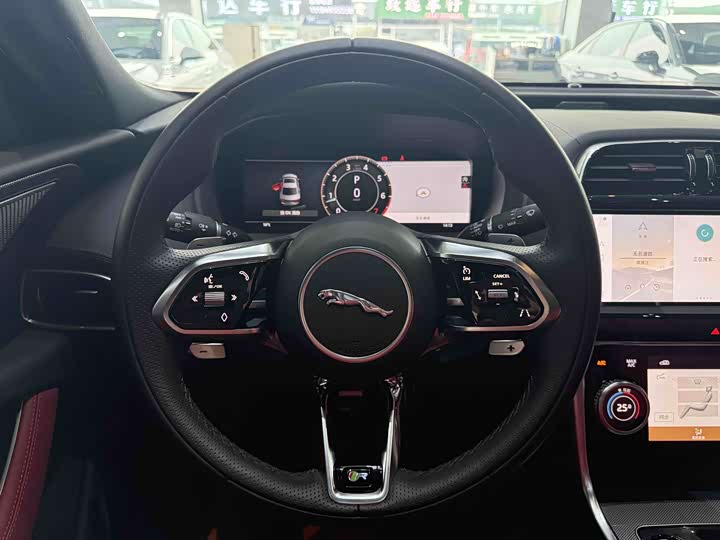Фото 8 - Jaguar XE L