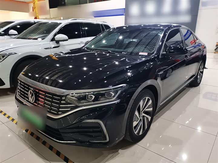 Фото 1 - Volkswagen Passat Hybrid