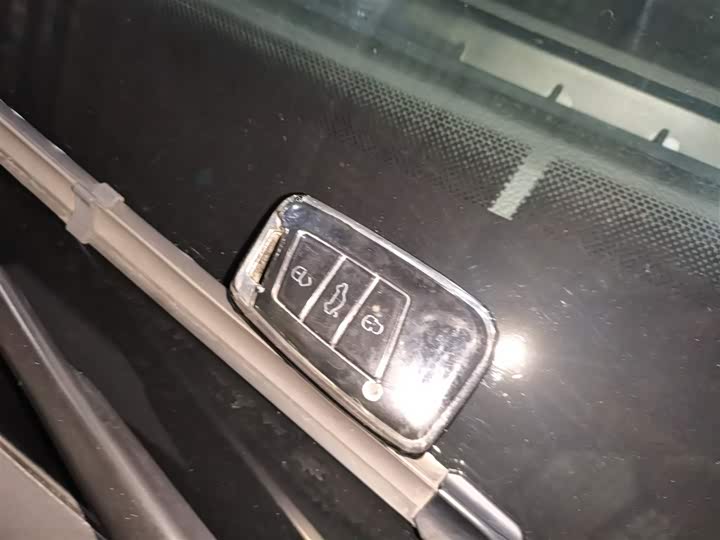 Фото 9 - Volkswagen Passat Hybrid