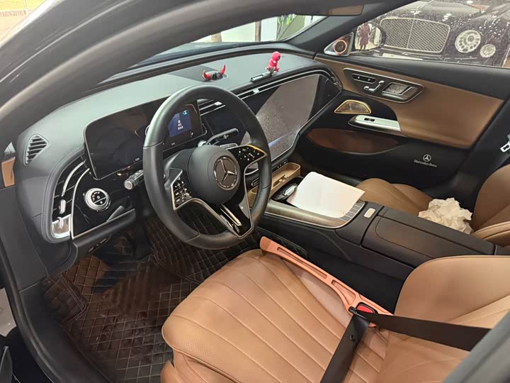 Фото 4 - Mercedes-Benz E-Class