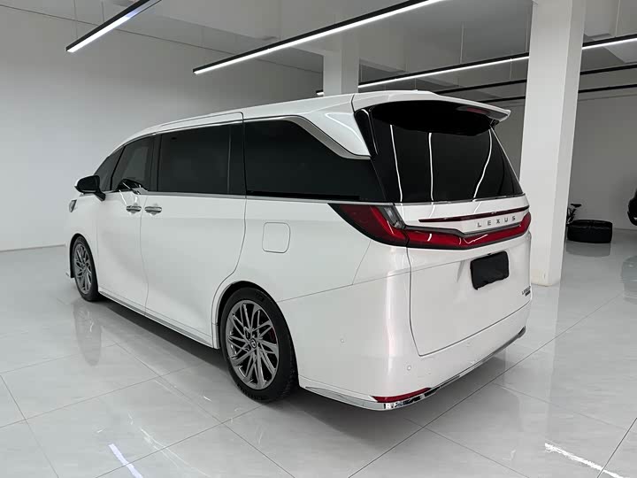 Фото 7 - Lexus LM