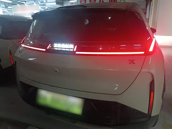 Фото 6 - Zeekr X