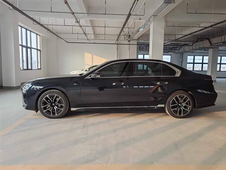 Фото 3 - BMW 7 Series