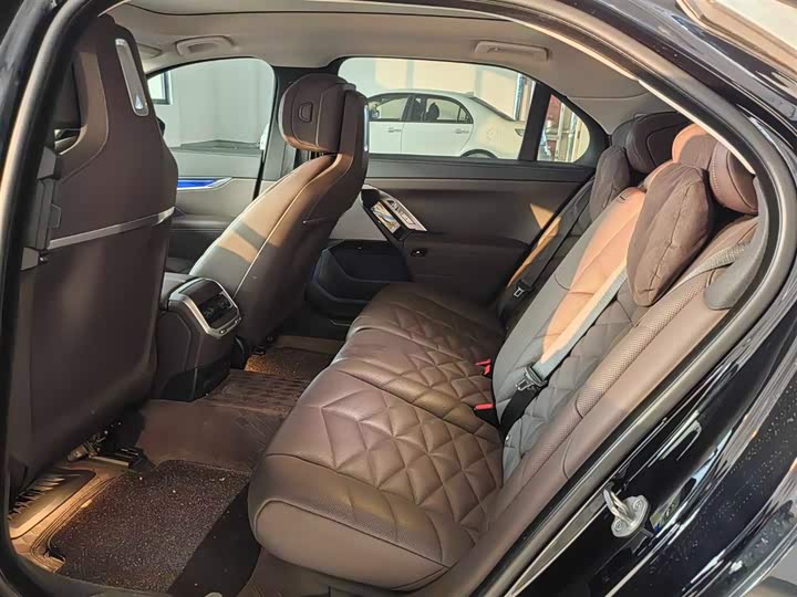 Фото 9 - BMW 7 Series