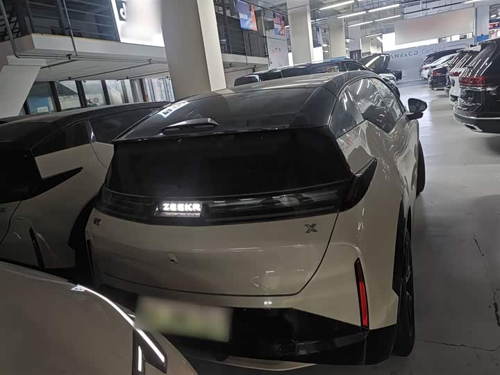 Фото 6 - Zeekr X
