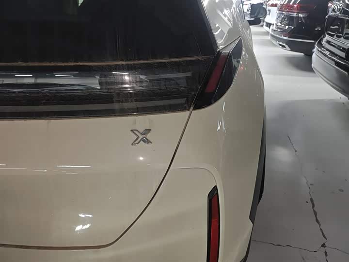 Фото 8 - Zeekr X