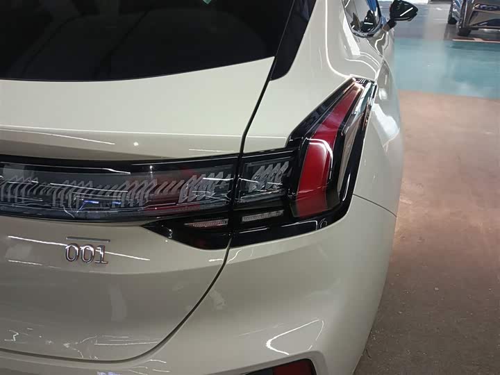 Фото 7 - Zeekr 001