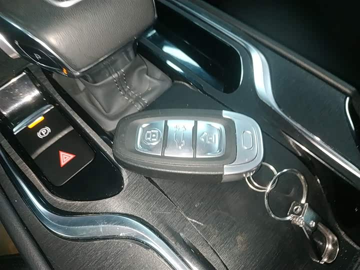 Фото 9 - Hongqi E-QM5