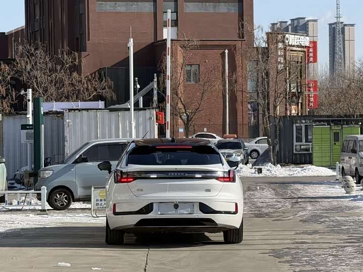 Фото 3 - Zeekr 001