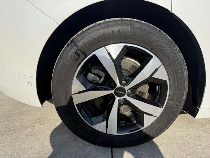 Фото 9 - Zeekr 001