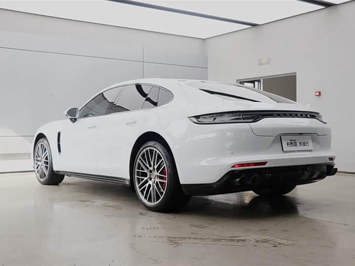 Фото 2 - Porsche Panamera