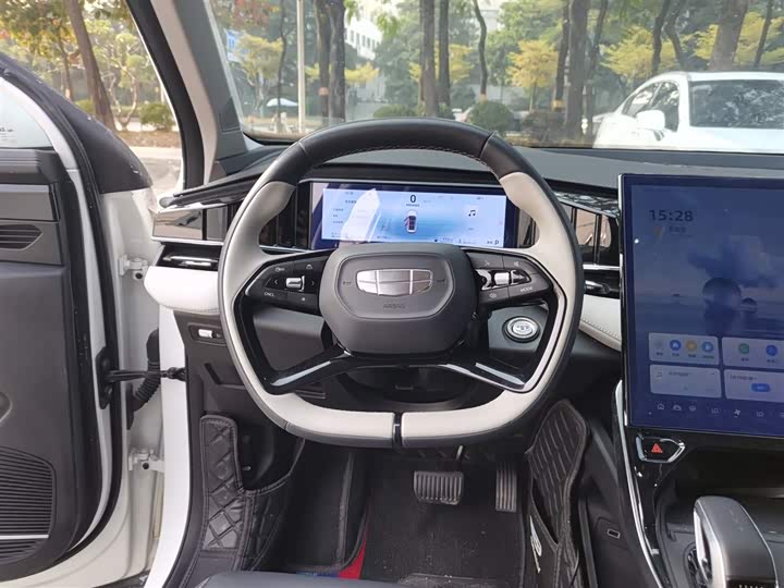 Фото 3 - Geely Atlas L